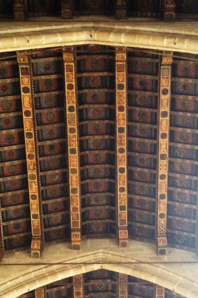 Большой Королевский дворец. Придворная капелла Святой Агаты. Фрагмент полихромного кесонного потолка - деревянного.