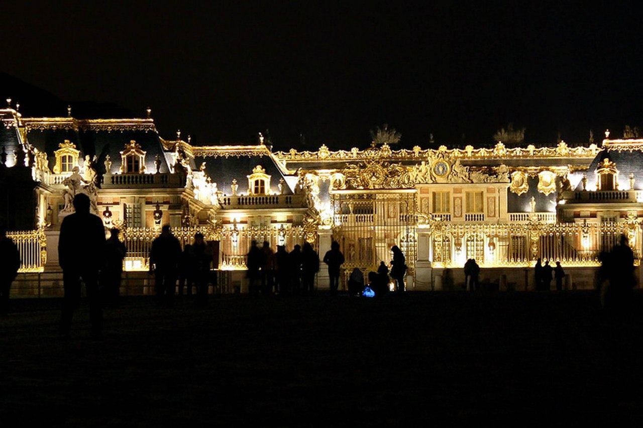 Ночной версаль. Версальский дворец в Париже. Версальский дворец в пригороде Парижа. Версальский дворец ночью. Версаль Франция ночь.