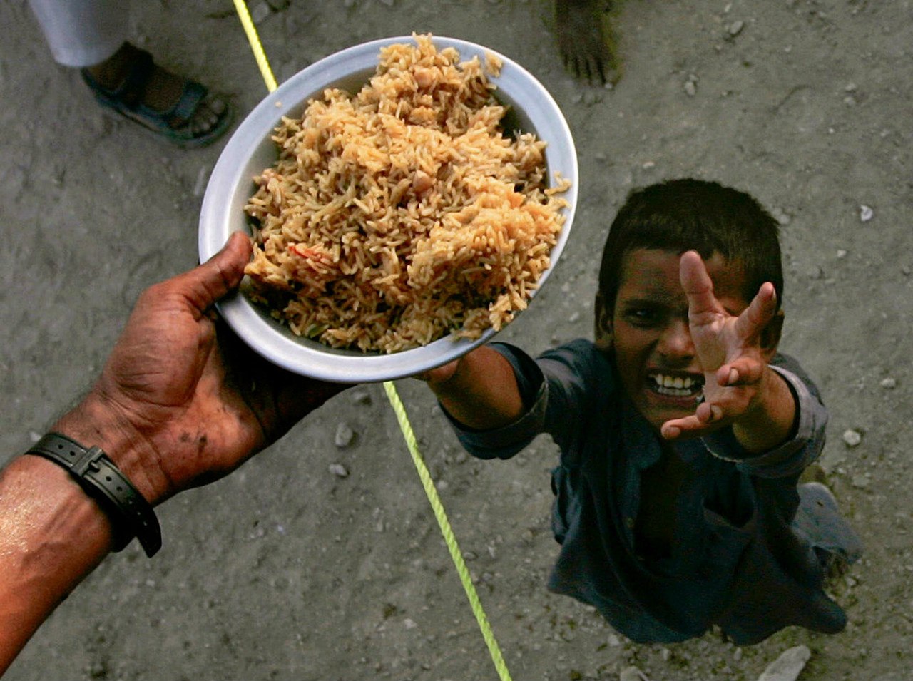 Почему человек ест землю. Самый голодный человек в мире. Дети которые недоедают.